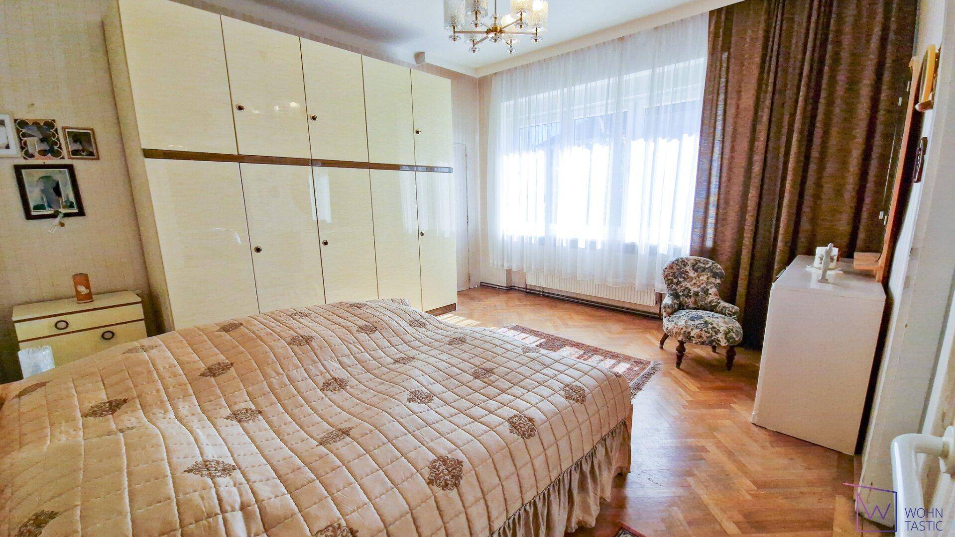 Schlafzimmer mit Schrank und eigenem WC.
