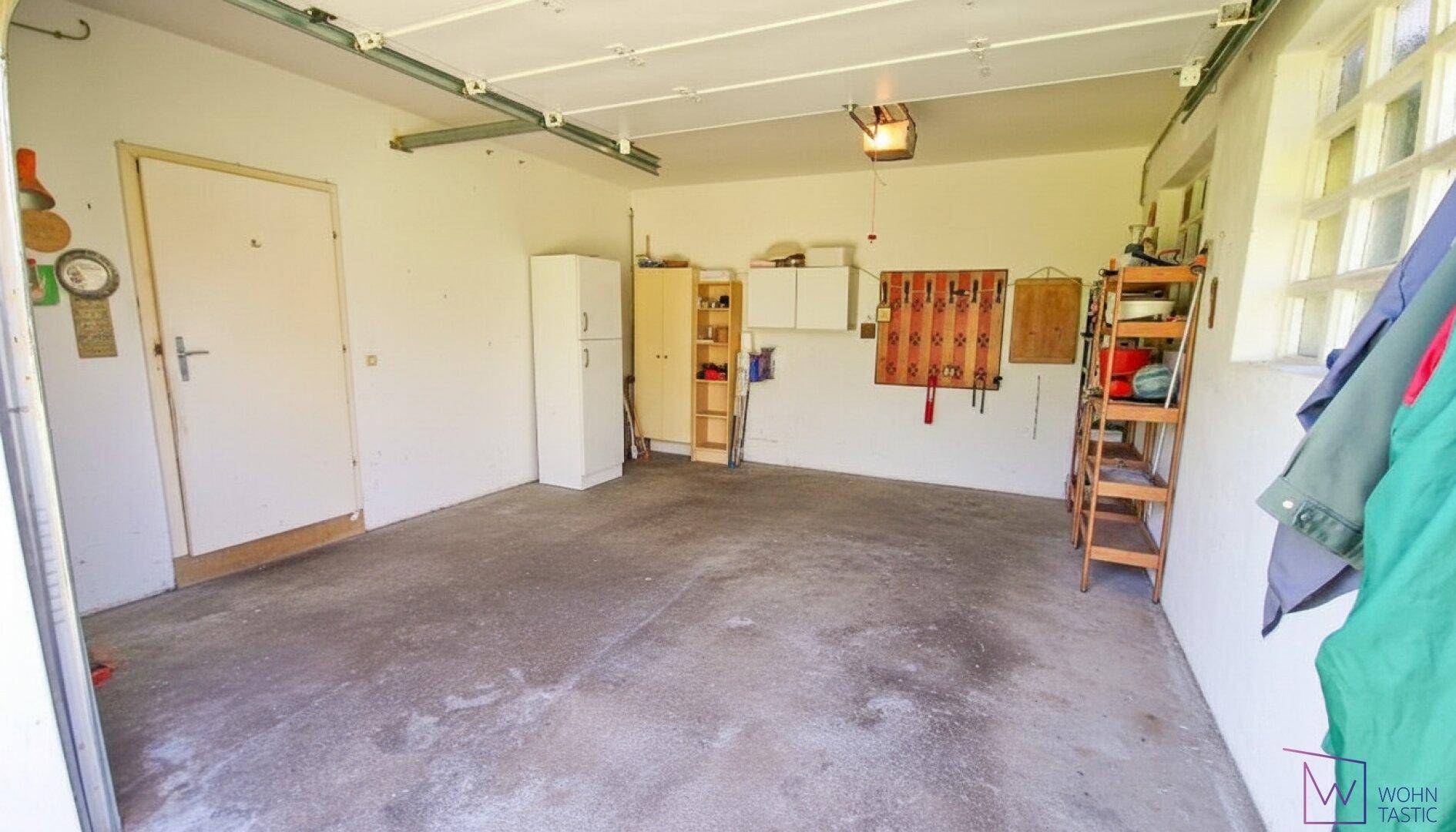 Über 26 m² große Garage mit elektrischem Tor.