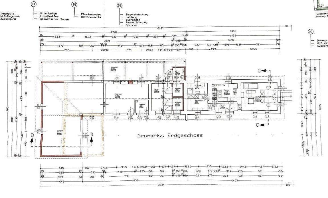 Detaillierter Grundriss des Erdgeschosses mit mehreren Zimmern, Bädern und einem offenen Wohnbereich.