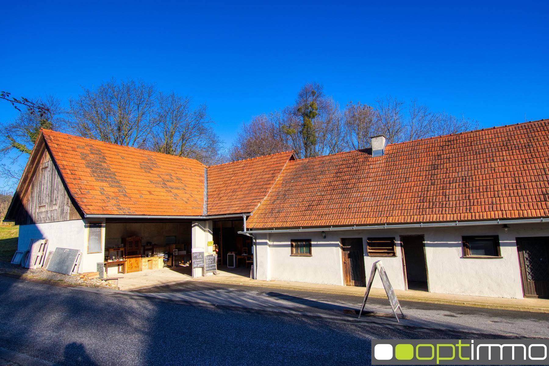 Traditionelles Gebäudeensemble mit roten Ziegeldächern und einem überdachten Eingangsbereich.