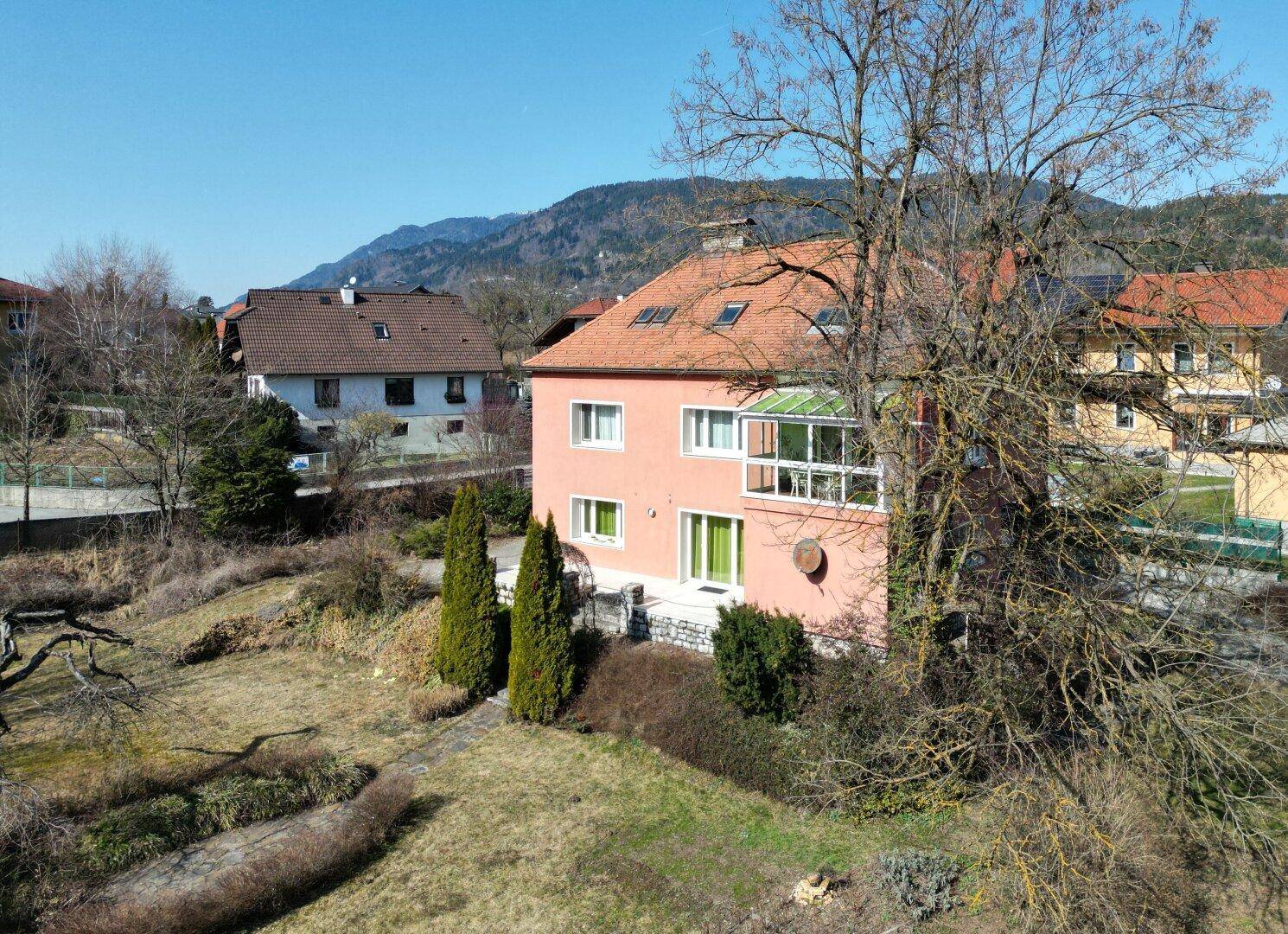 Freistehendes Haus mit großem Garten, Wintergarten und Blick auf die Berge.
