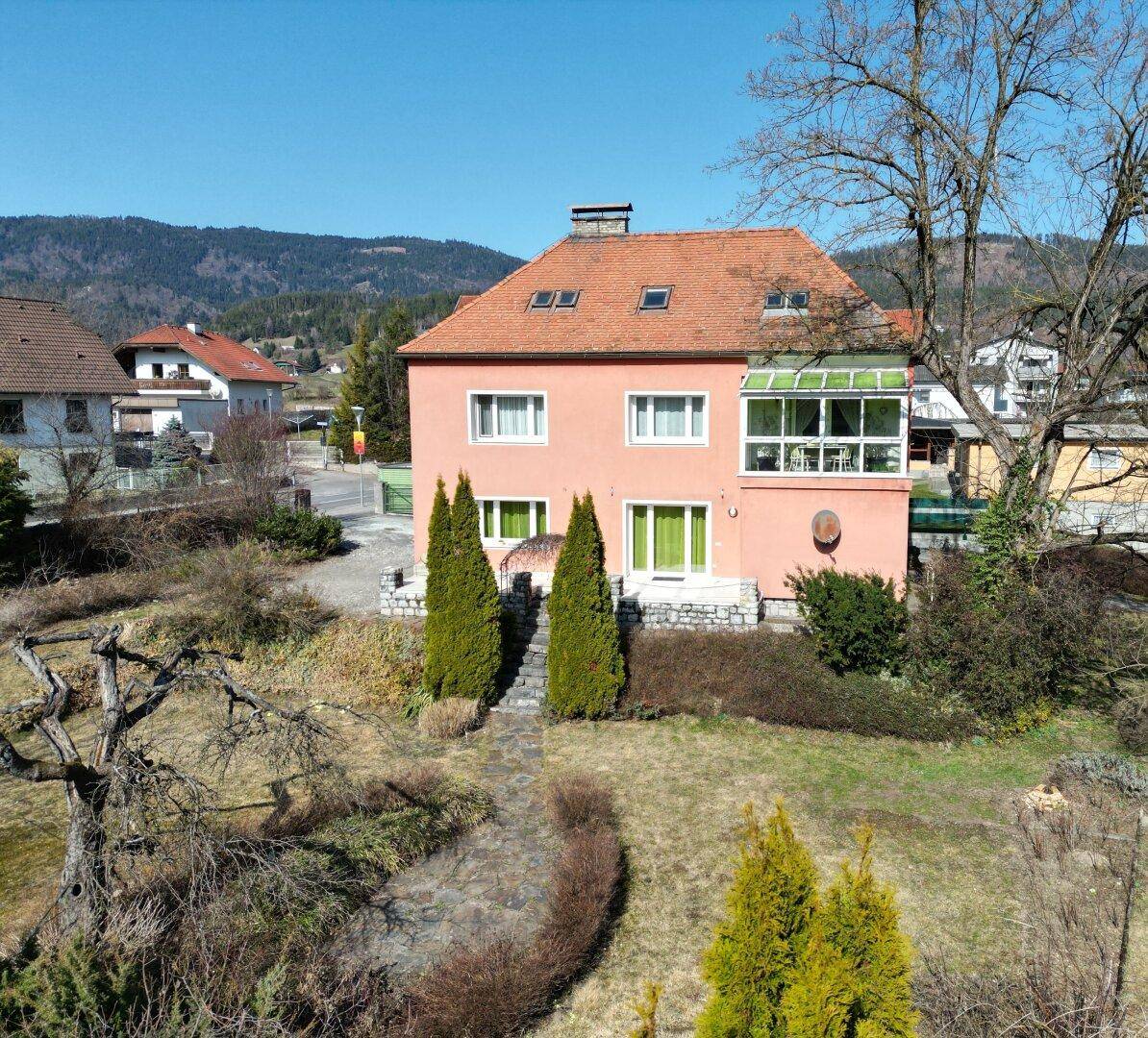 Charmantes Einfamilienhaus mit Garten, Wintergarten und Bergblick in sonniger Lage.
