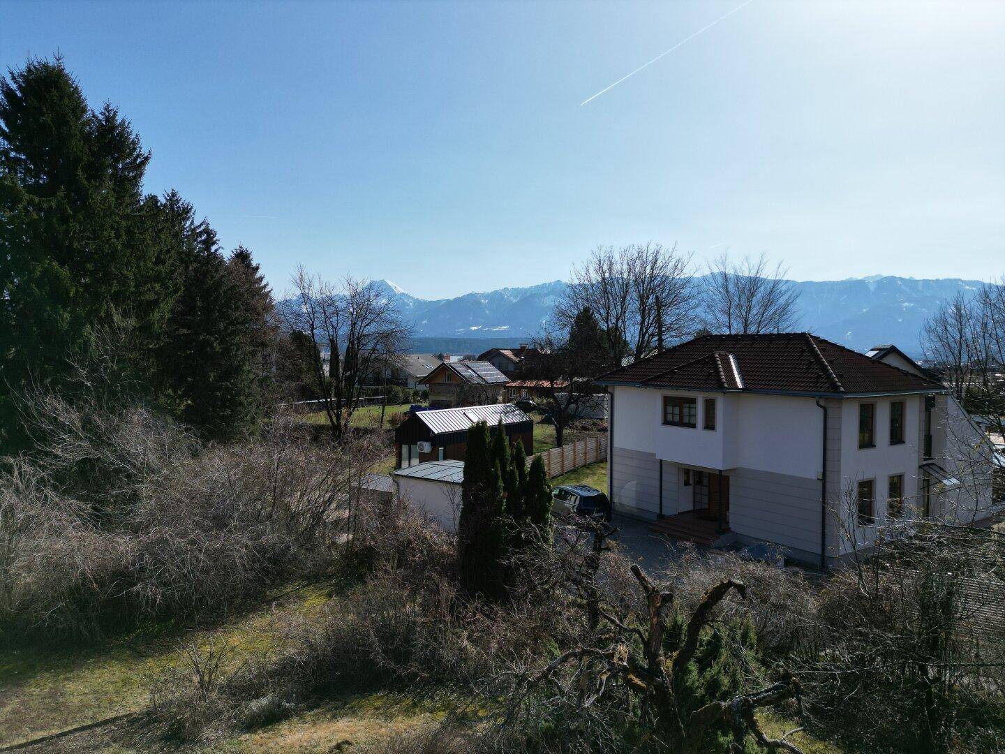 Weitläufiger Blick über die Nachbarschaft mit Bergen im Hintergrund.