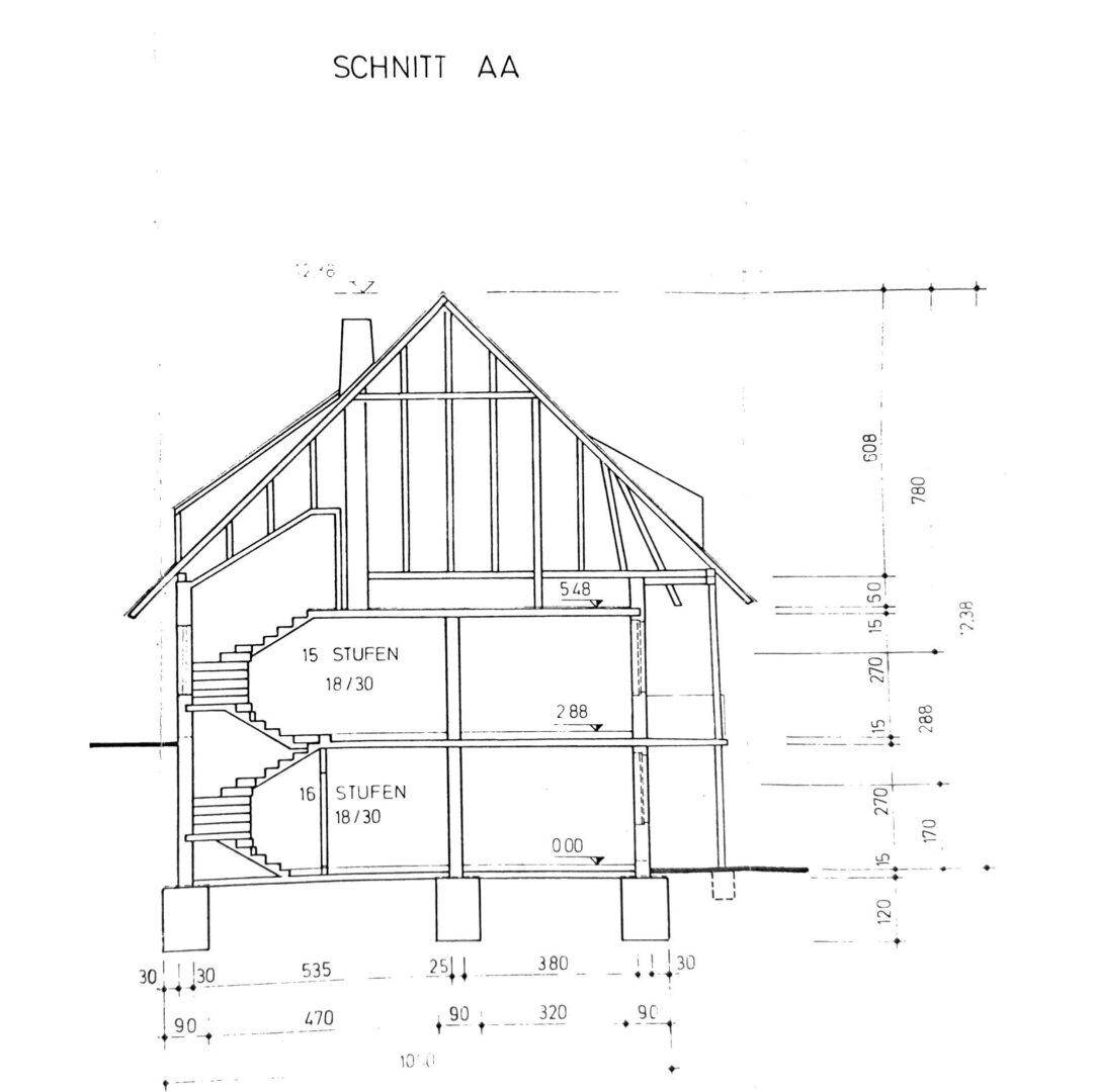 Gebäudeschnitt AA zeigt die interne Struktur mit Treppen und Dachschrägen.