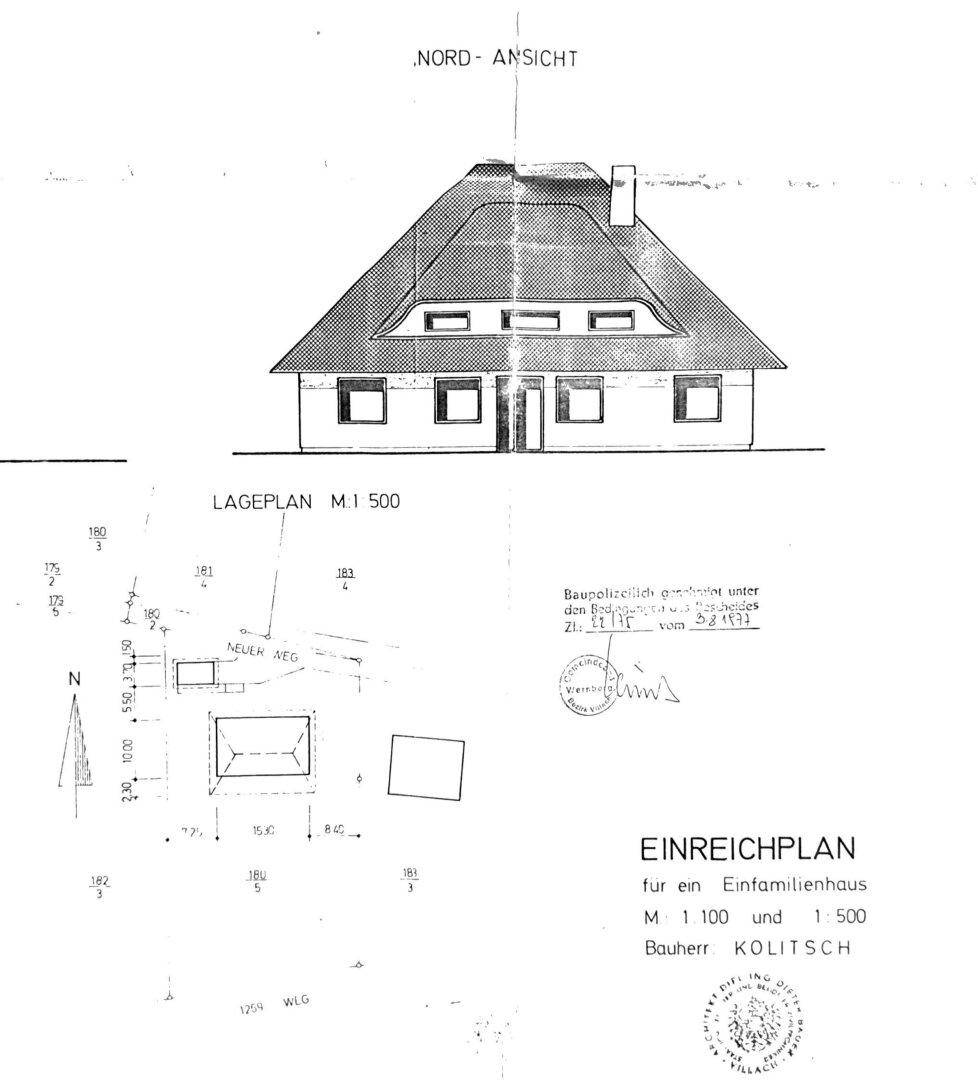 Nordansicht des Einfamilienhauses mit Reetdach und Lageplan des Grundstücks.