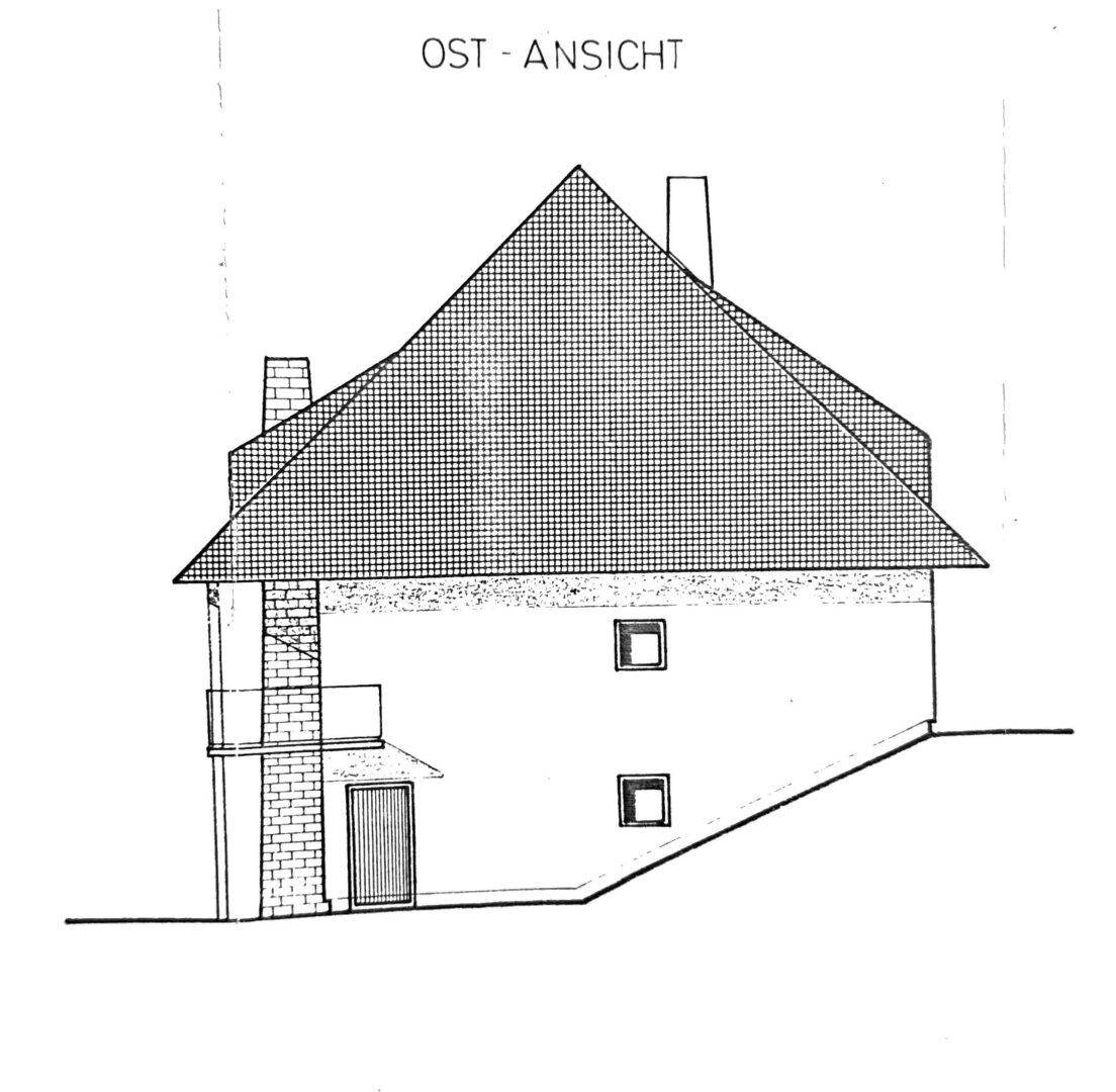 Ostansicht des Gebäudes mit Schornstein und Zugang zum Außenbereich.
