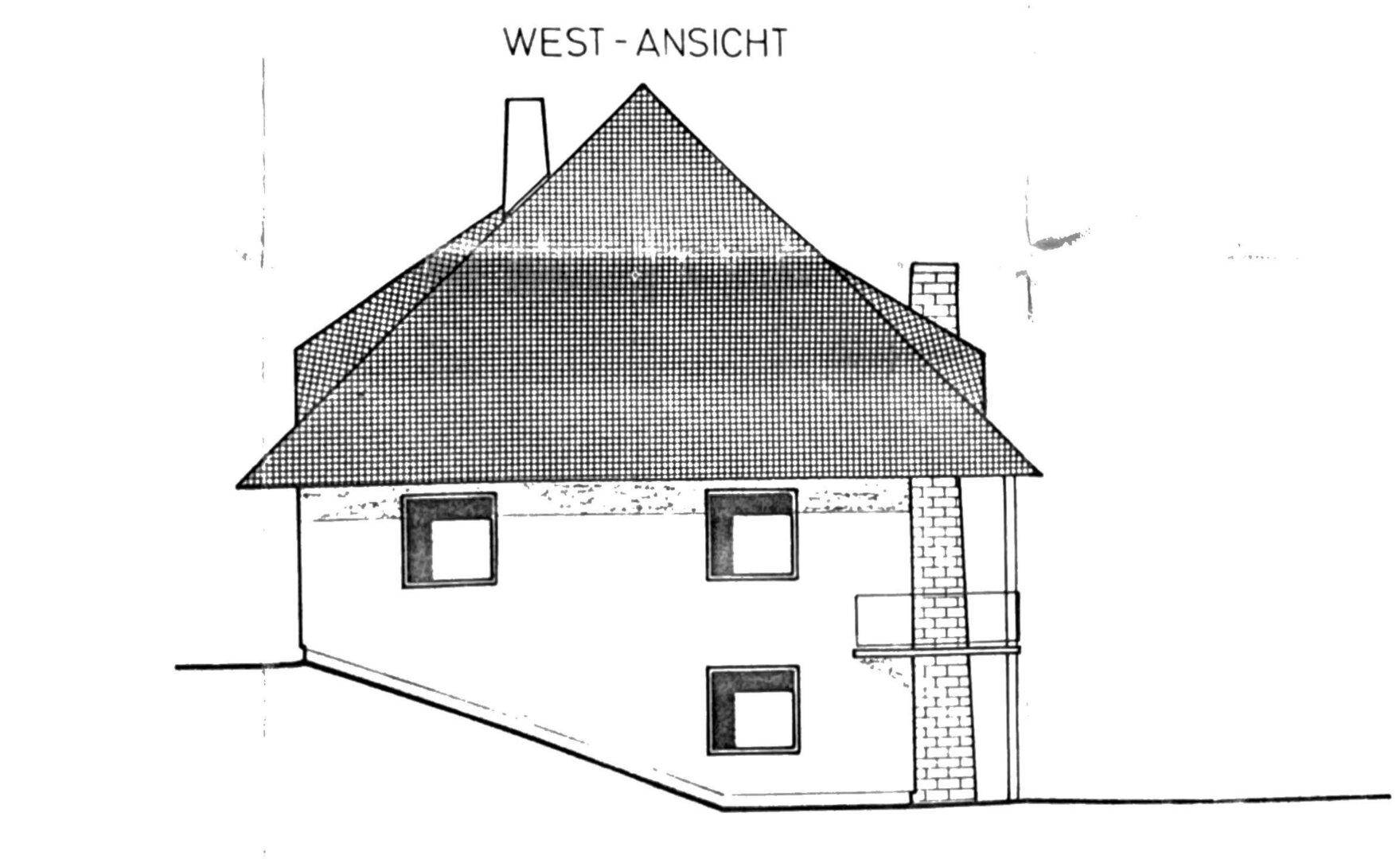 Westansicht des Hauses mit Schornstein und kleinerem Balkon.