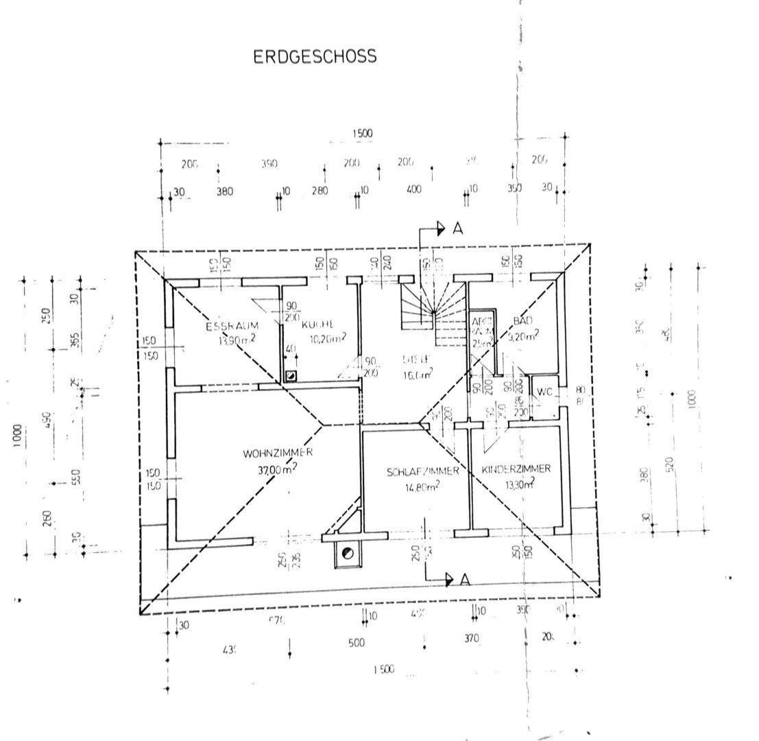 Grundriss des Erdgeschosses mit Wohnzimmer, Schlafzimmer und Kinderzimmer.