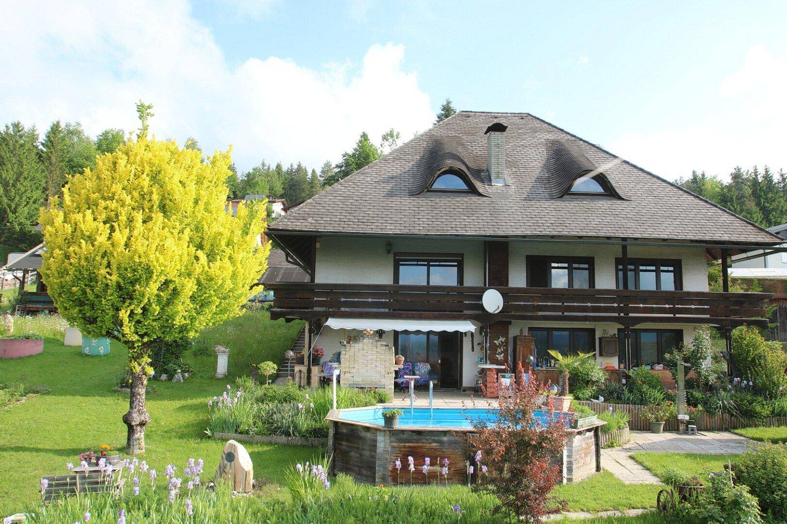 Charmantes Haus mit Satteldach und großem Garten, inklusive kleinem Aufstellpool.