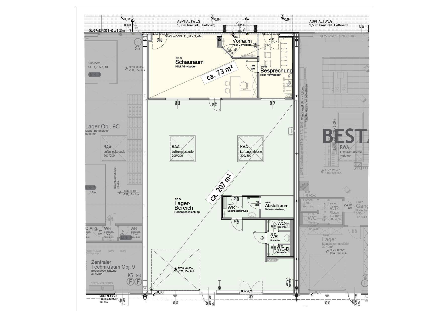 Detaillierter Grundriss mit Showroom, Besprechungsraum, Lagerbereich und Sanitäranlagen.