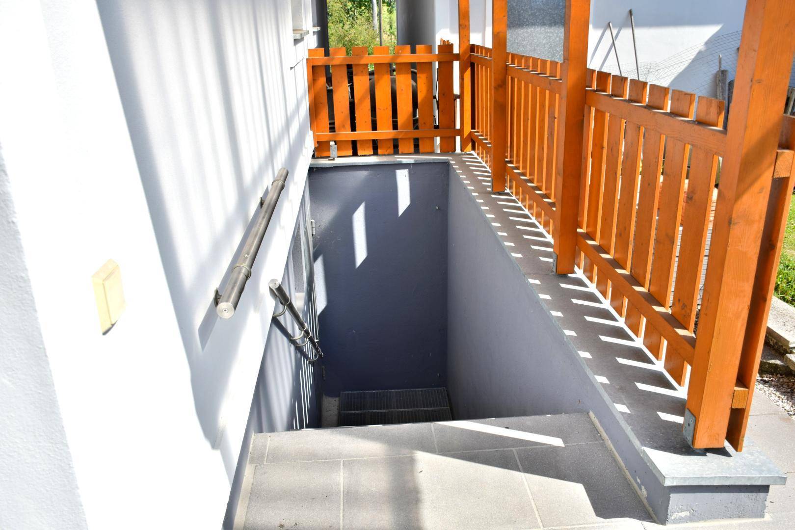 Überdachter Kellerabgang von außen