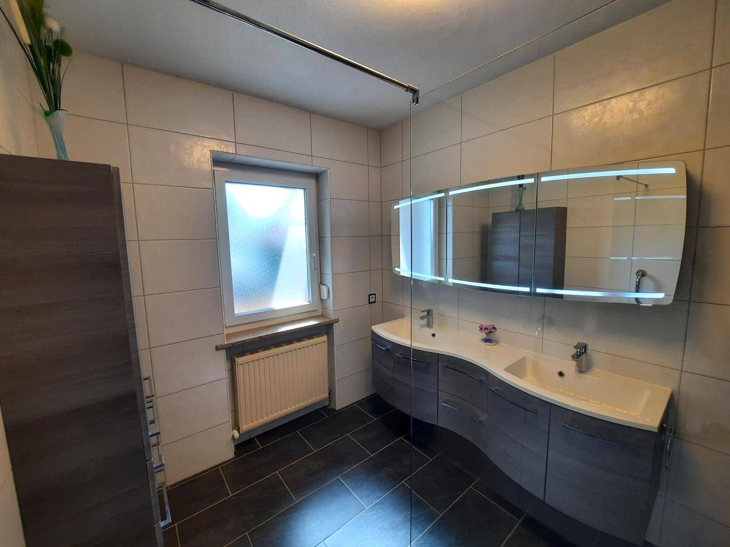 Badezimmer mit Doppelwaschtisch