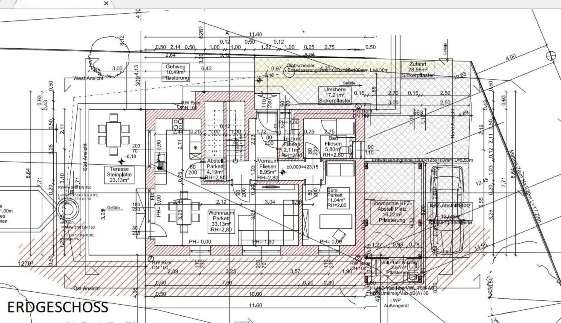 Detaillierter Grundriss des Erdgeschosses mit Wohnraum, Küche, Terrasse und Abstellplatz für Fahrzeuge.