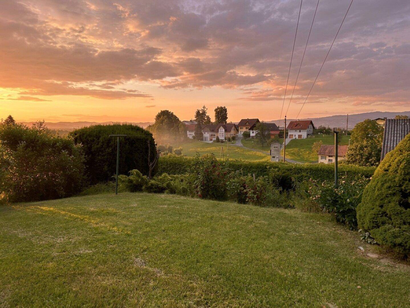 Malerischer Sonnenuntergang über der ländlichen Umgebung mit weitem Blick.
