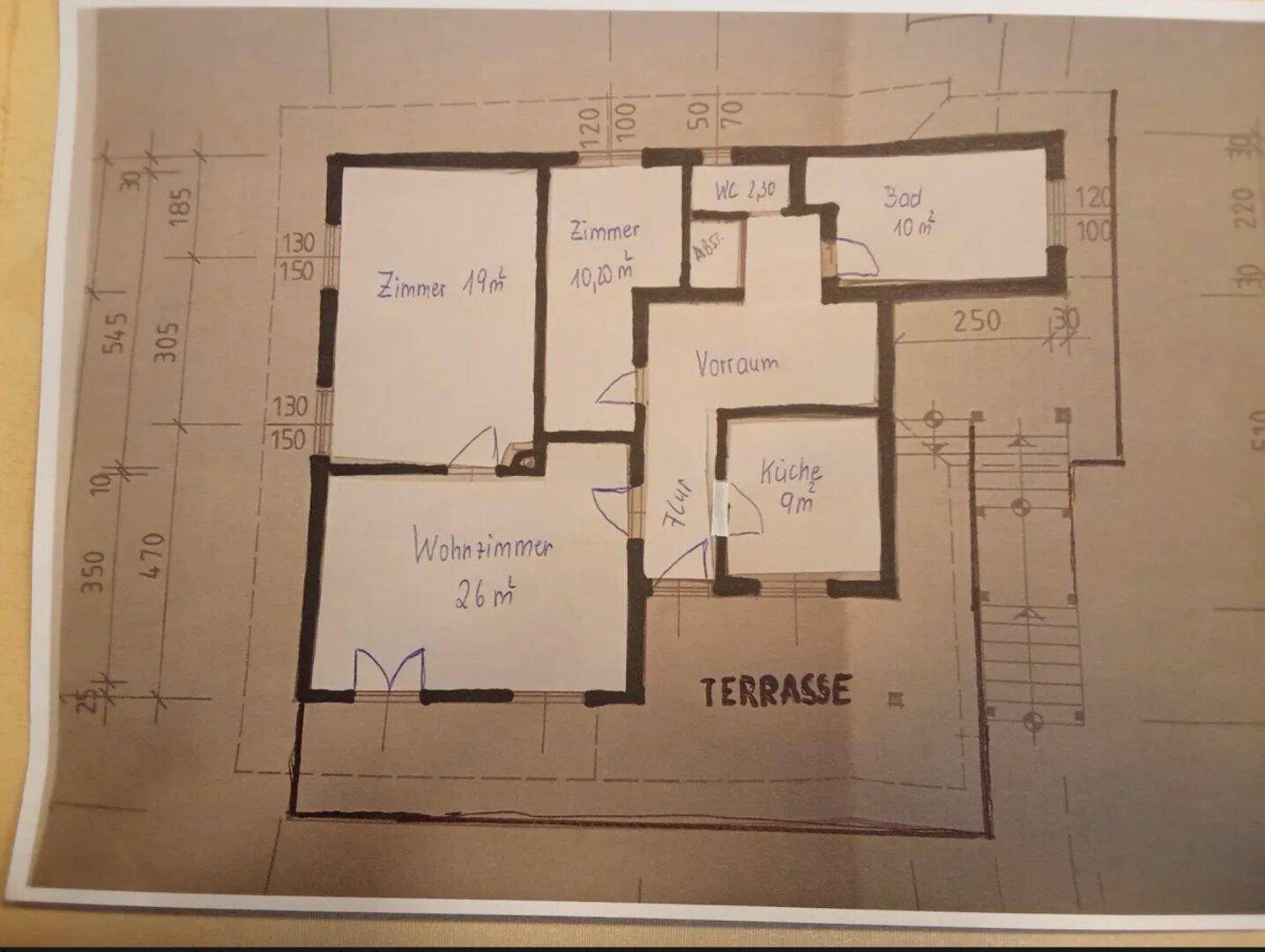 Handgezeichneter Grundriss mit Raumaufteilung und Terrassenzugang.
