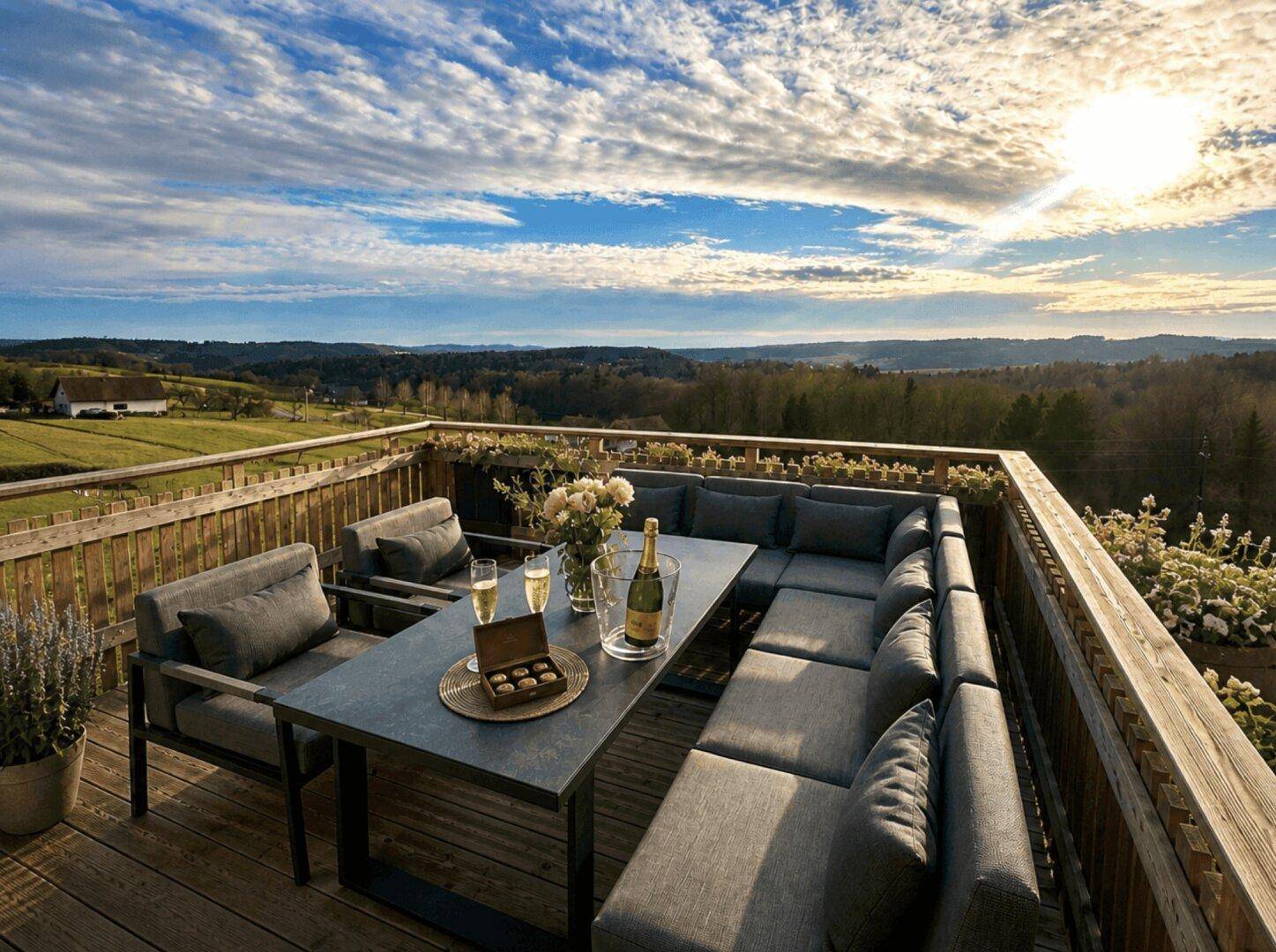 Exklusive Holzterrasse mit luxuriöser Lounge-Möblierung und atemberaubendem Panoramablick.