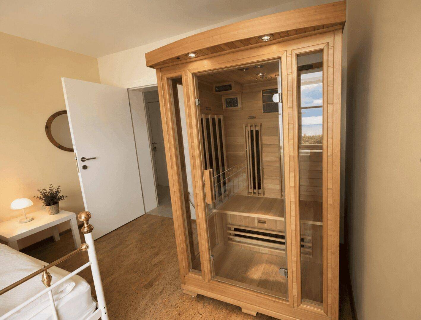 Innenraum mit einer modernen Holzsauna, die zum Entspannen einlädt.