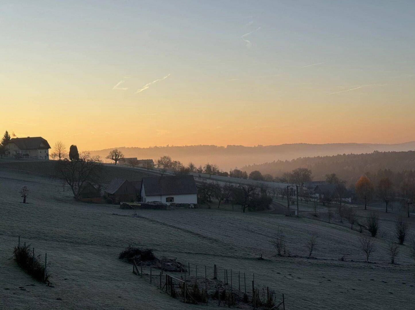 Malerische Hügellandschaft im sanften Licht des Sonnenaufgangs oder -untergangs.