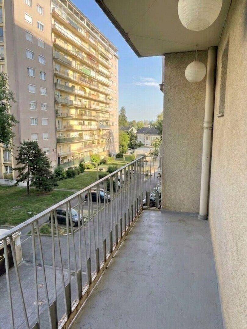 Geräumiger Balkon mit Metallgeländer und Blick auf die umliegenden Wohngebäude.