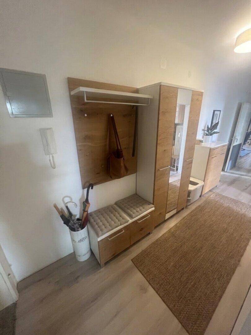Eingangsbereich mit moderner Garderobe, Spiegel und praktischen Ablagemöglichkeiten.