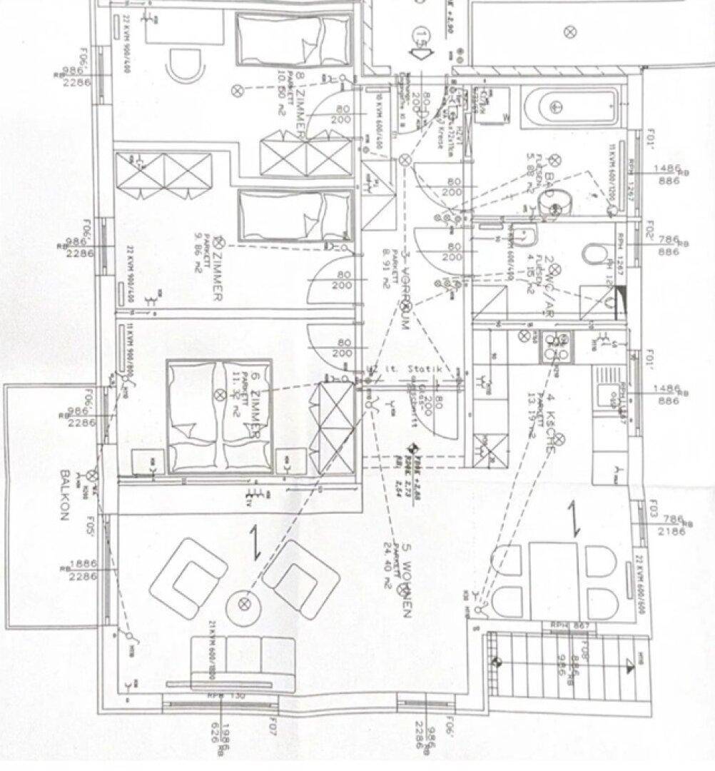Detaillierter Grundriss der Wohnung mit Raumaufteilung und Balkon.
