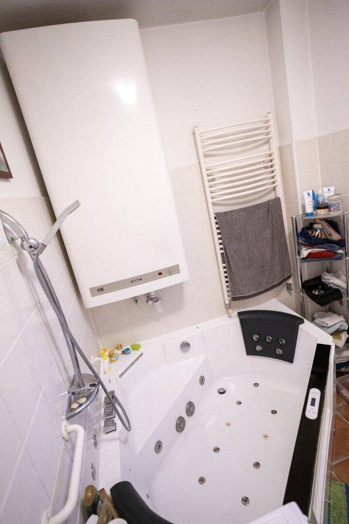 Badezimmer mit Eck-Whirlpool, Duschfunktion und beheiztem Handtuchhalter.