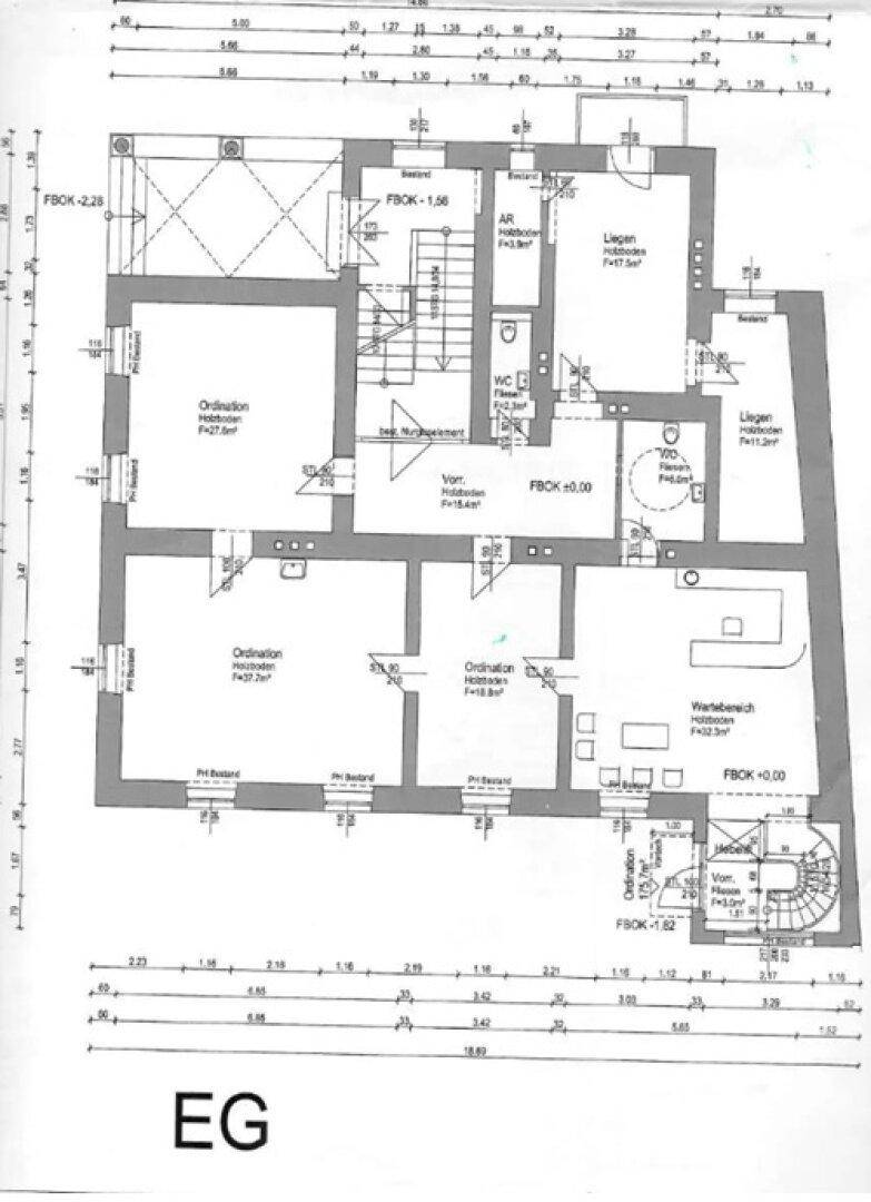 Grundriss des Erdgeschosses mit mehreren Praxisräumen und Treppenhaus.