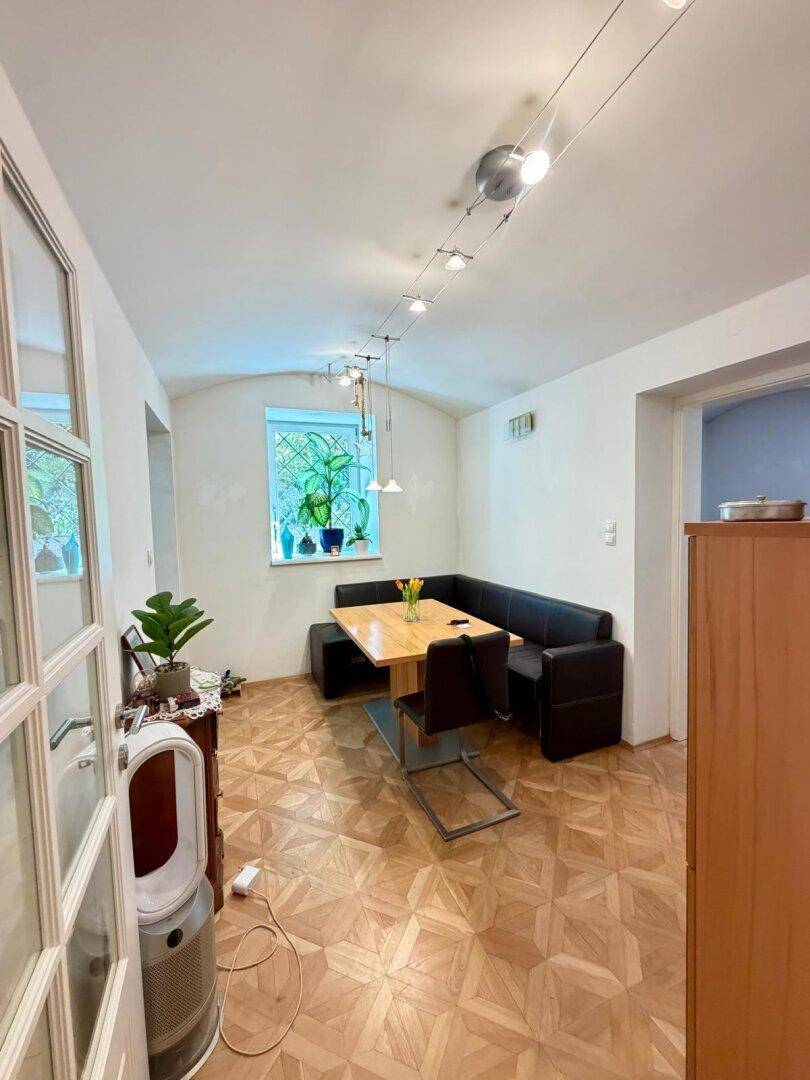 Gemütlicher Essbereich mit Eckbank, Holztisch und gewölbter Decke, ideal für Familienmahlzeiten.