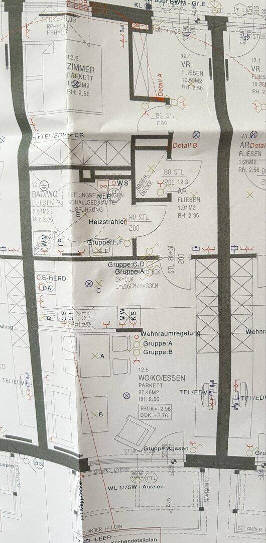 Detaillierter Grundrissplan mit Zimmern, Bad und offenem Wohn-/Koch-/Essbereich.