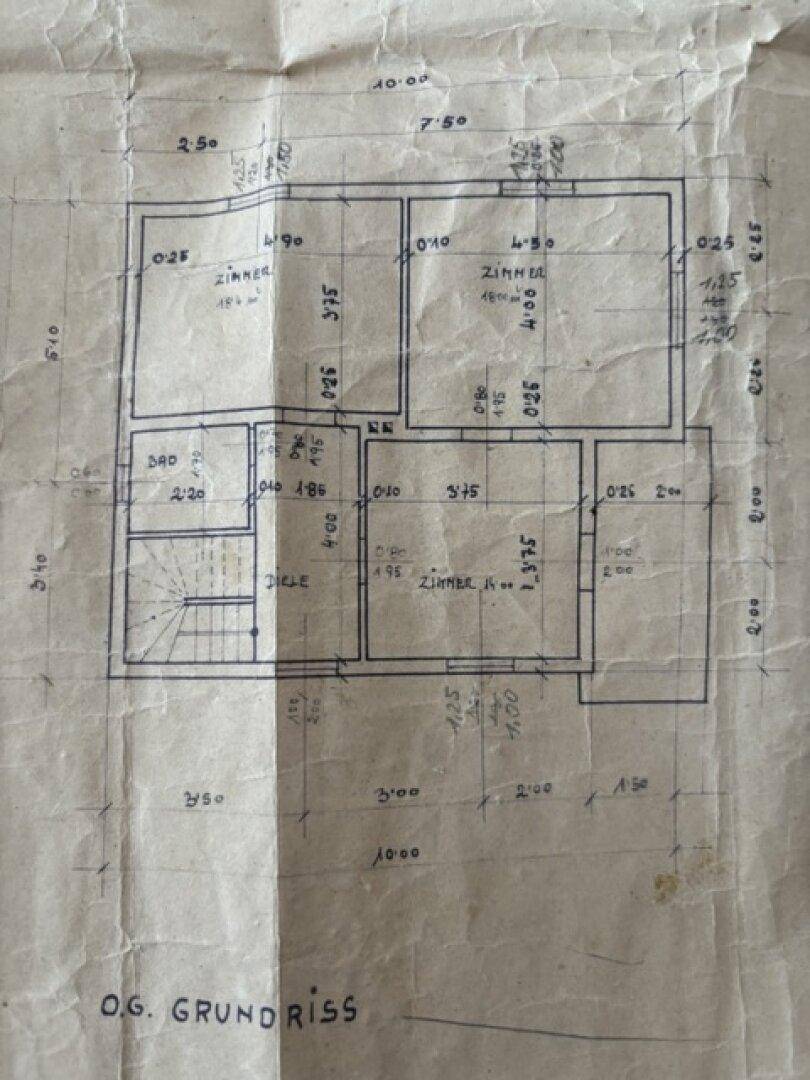 Handgezeichneter Grundriss des Obergeschosses mit Raumaufteilung und Maßen.