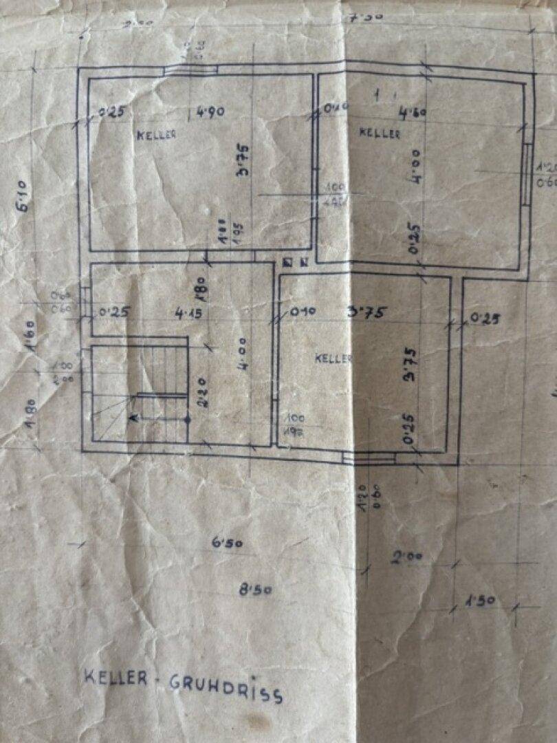 Handgezeichneter Grundriss des Kellers mit Raumaufteilung und Maßen.