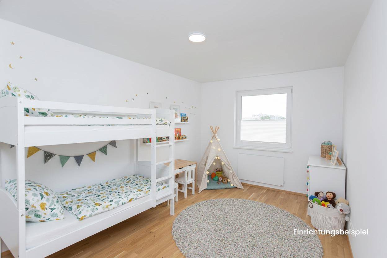 Kinderzimmer mit Etagenbett, Spielzelt und Eichenparkett, freundlich und hell gestaltet.