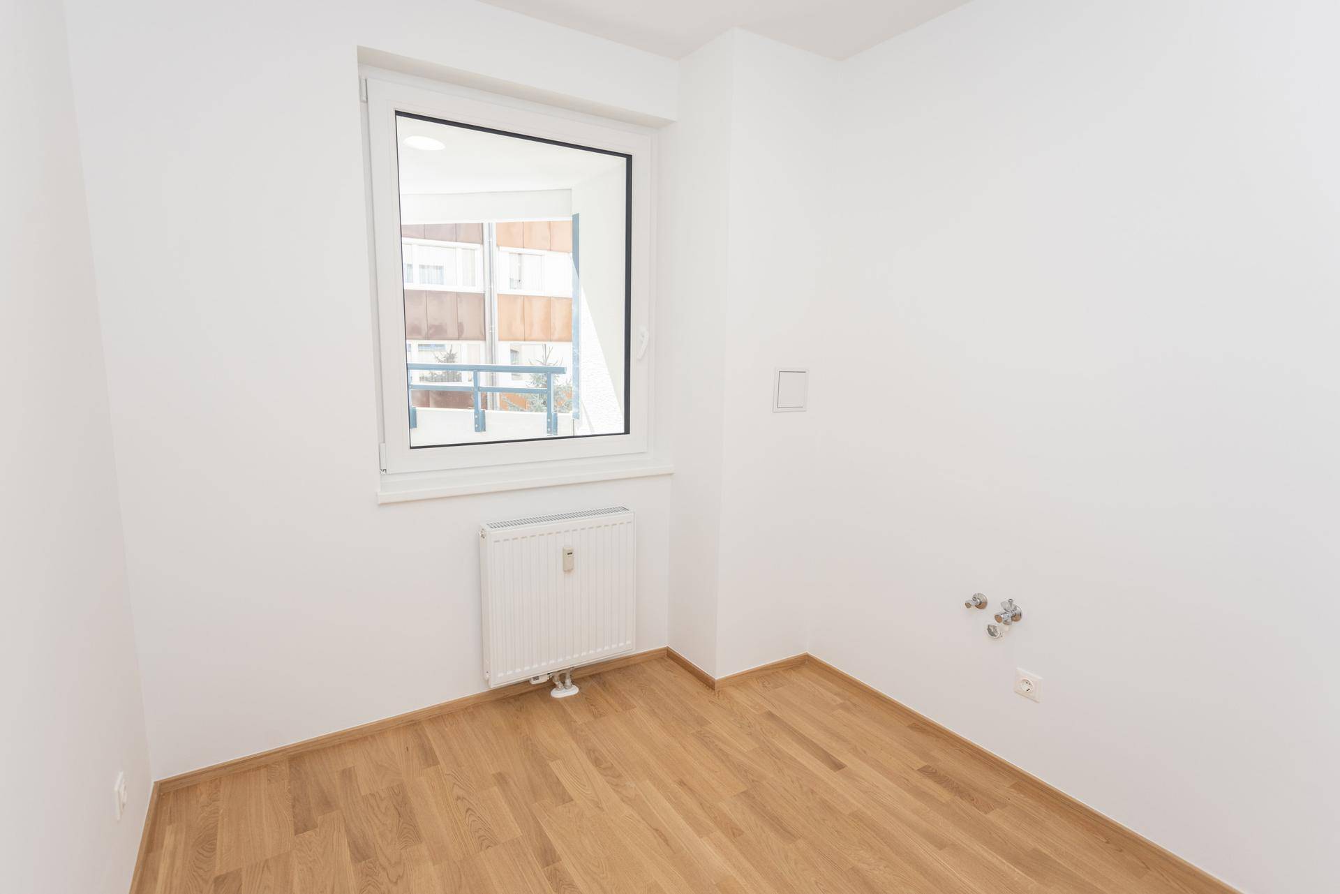 Helles Zimmer mit Parkettboden und Fenster, bereit zur individuellen Gestaltung, frisch renoviert.