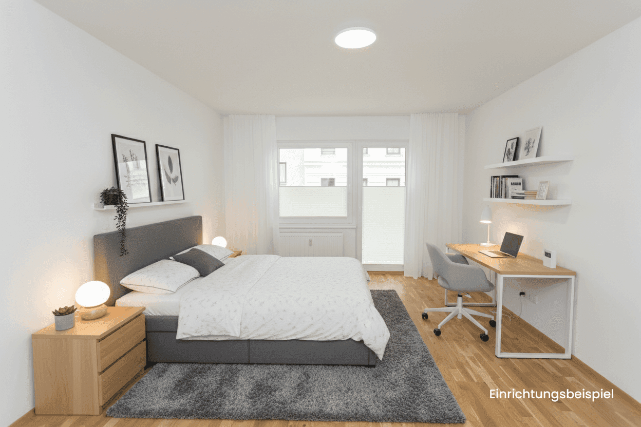 Modernes Schlafzimmer mit Holzboden, großem Bett und integriertem Arbeitsbereich, hell und einladend gestaltet.
