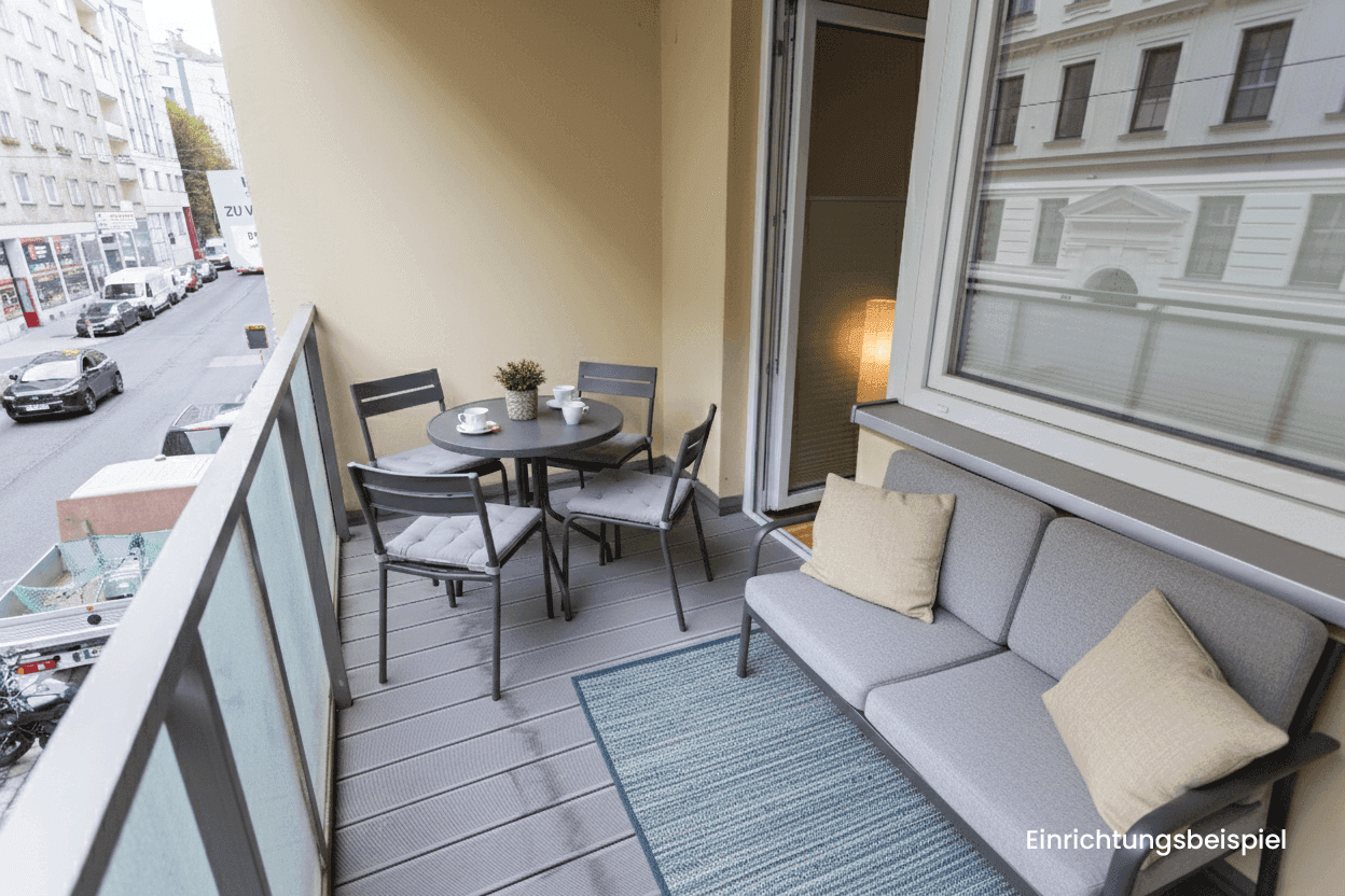 Gemütlicher Balkon mit Sitzgelegenheiten und kleinem Tisch, ideal für entspannte Stunden im Freien.
