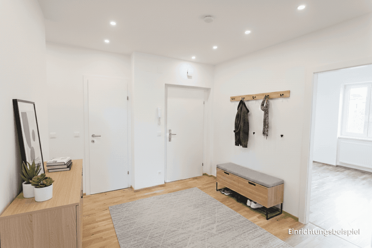 Moderner Flur mit Holzfußboden, Sitzbank und Garderobe, hell und freundlich.