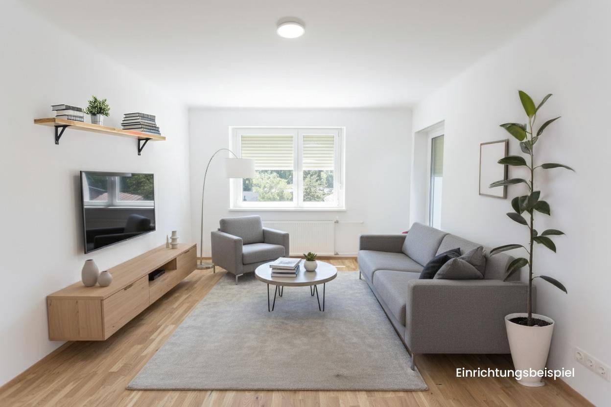 Modern eingerichtetes Wohnzimmer mit grauem Sofa, Sessel und Holzboden.