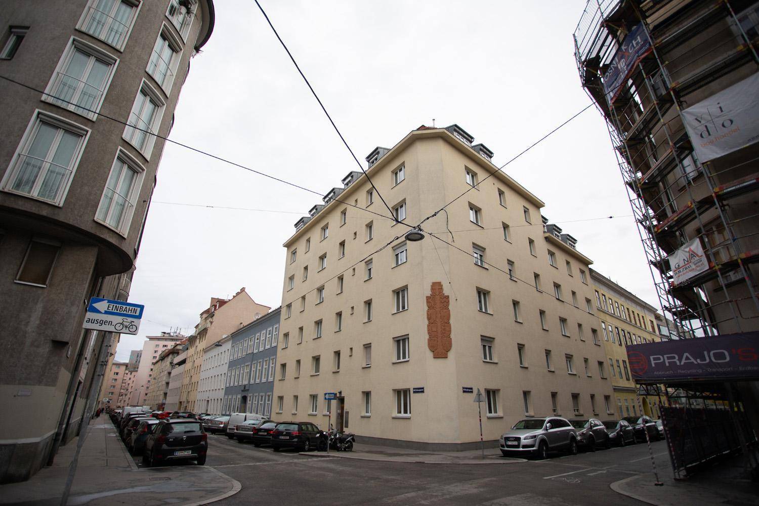 Historisches Eckgebäude in städtischer Umgebung mit klassischer Architektur.