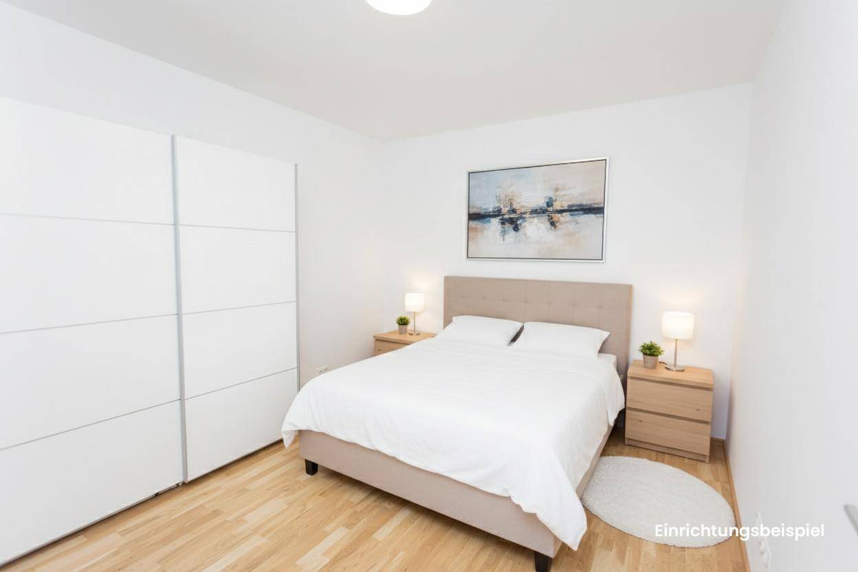 Helles Schlafzimmer mit Holzboden, einem bequemen Bett und einem großen weißen Kleiderschrank.