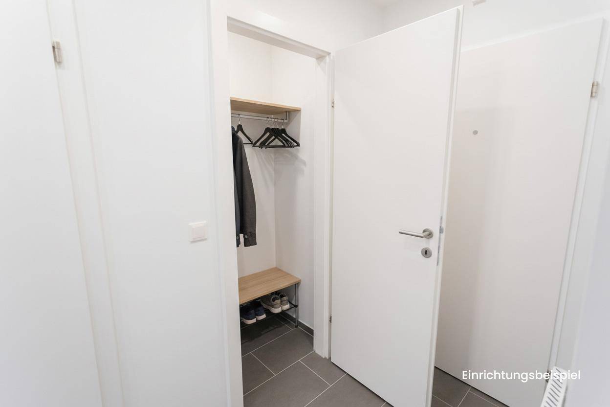 Beispielhafte Einrichtung eines kleinen Abstellraums mit Garderobe und Schuhregal.