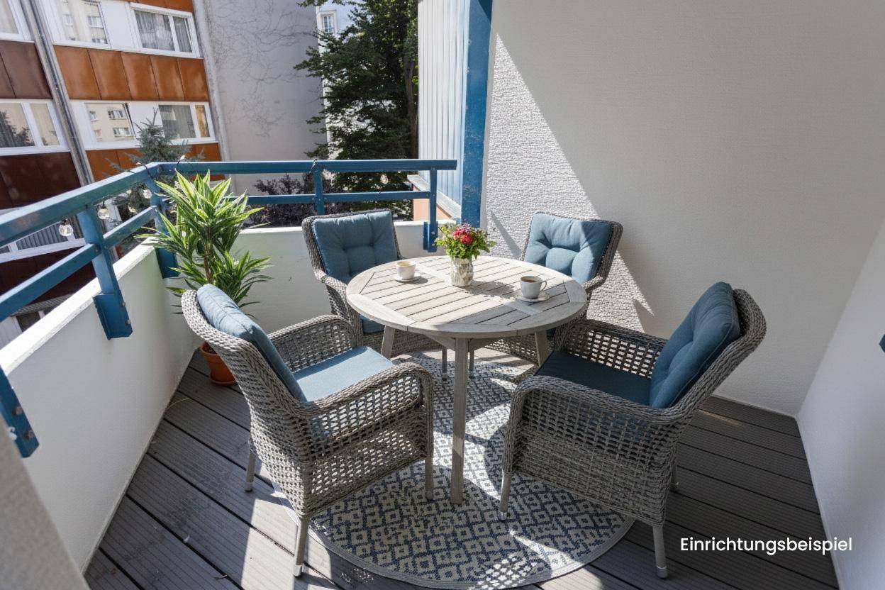 Gemütlicher Balkon mit Sitzgruppe und blauen Kissen, ideal für entspannte Stunden im Freien.