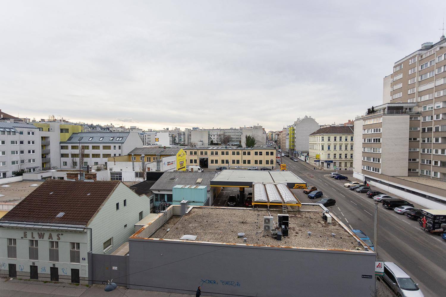 Weitläufiger Blick über die Dächer und Straßen einer städtischen Umgebung.