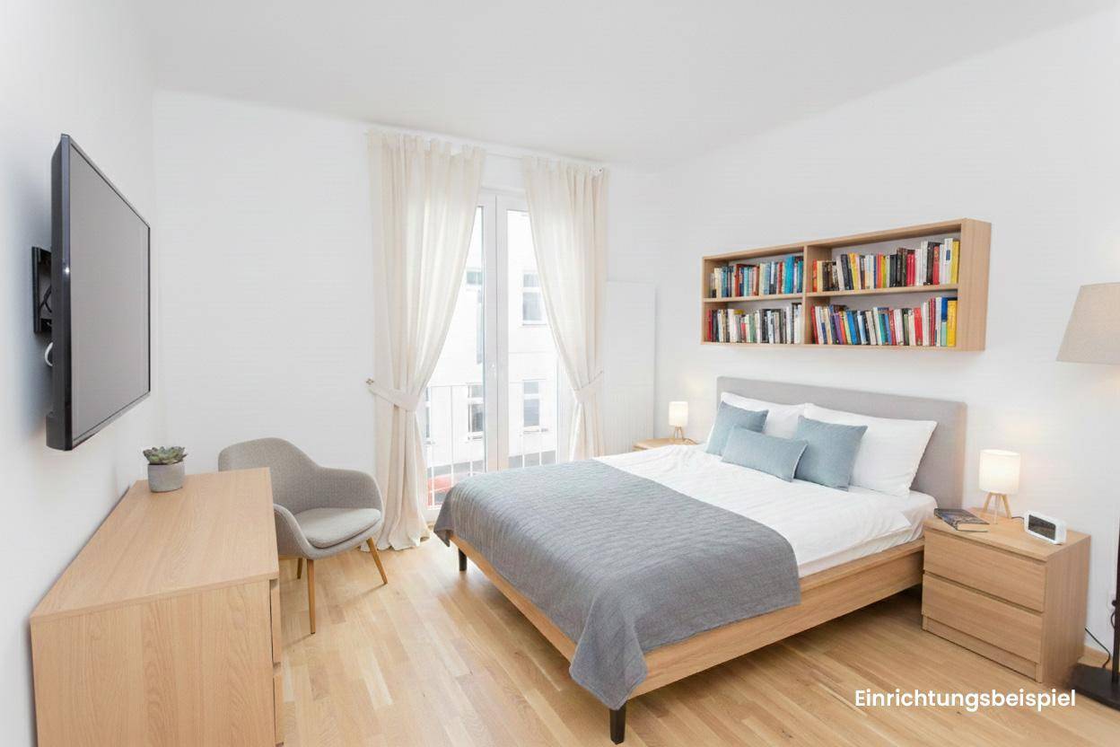 Gemütliches Schlafzimmer mit Doppelbett, Holzfußboden und Zugang zu einem französischen Balkon.