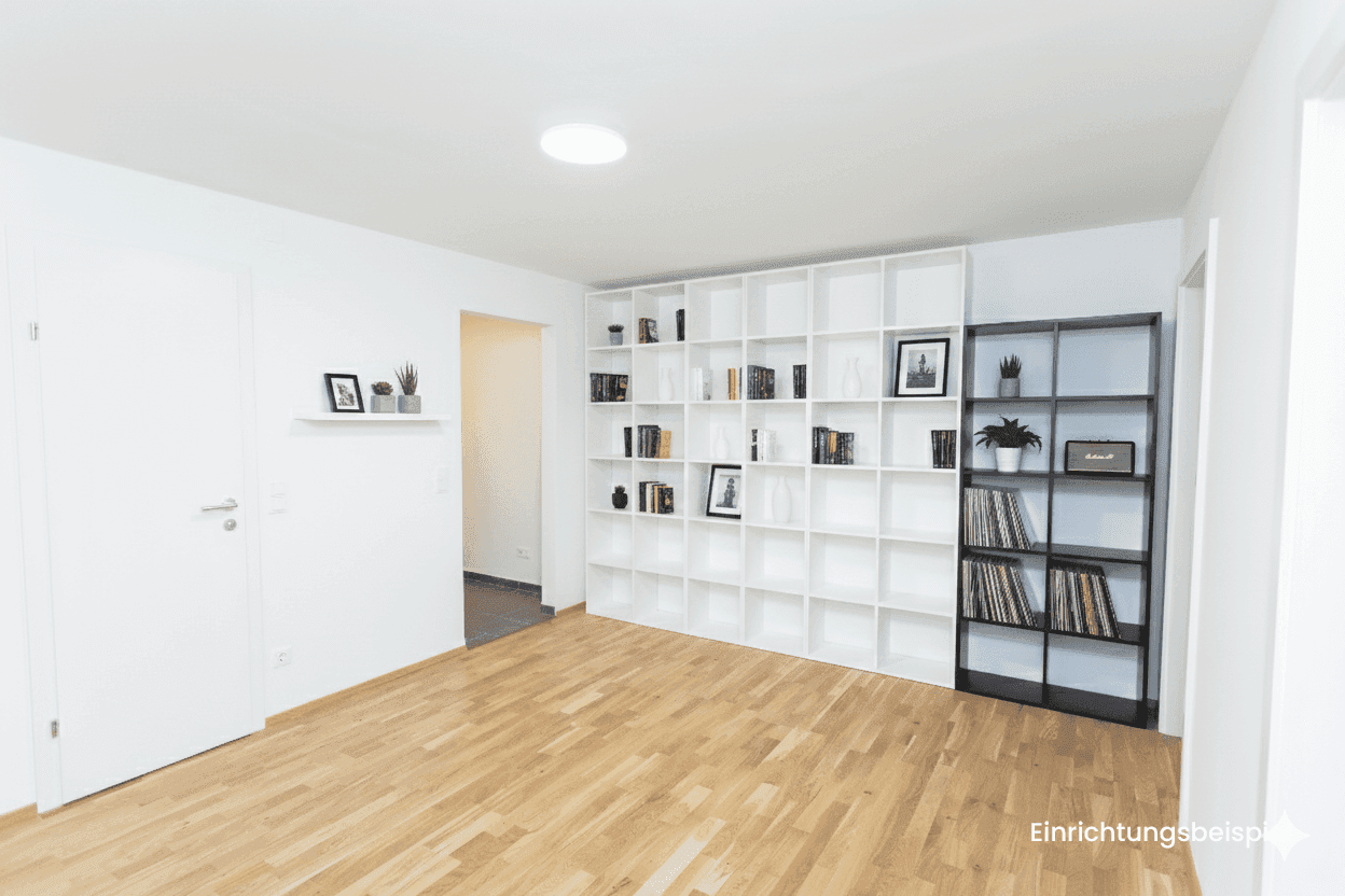 Geräumiges Wohnzimmer mit Parkettboden und Bücherregalen, als Einrichtungsbeispiel dargestellt.