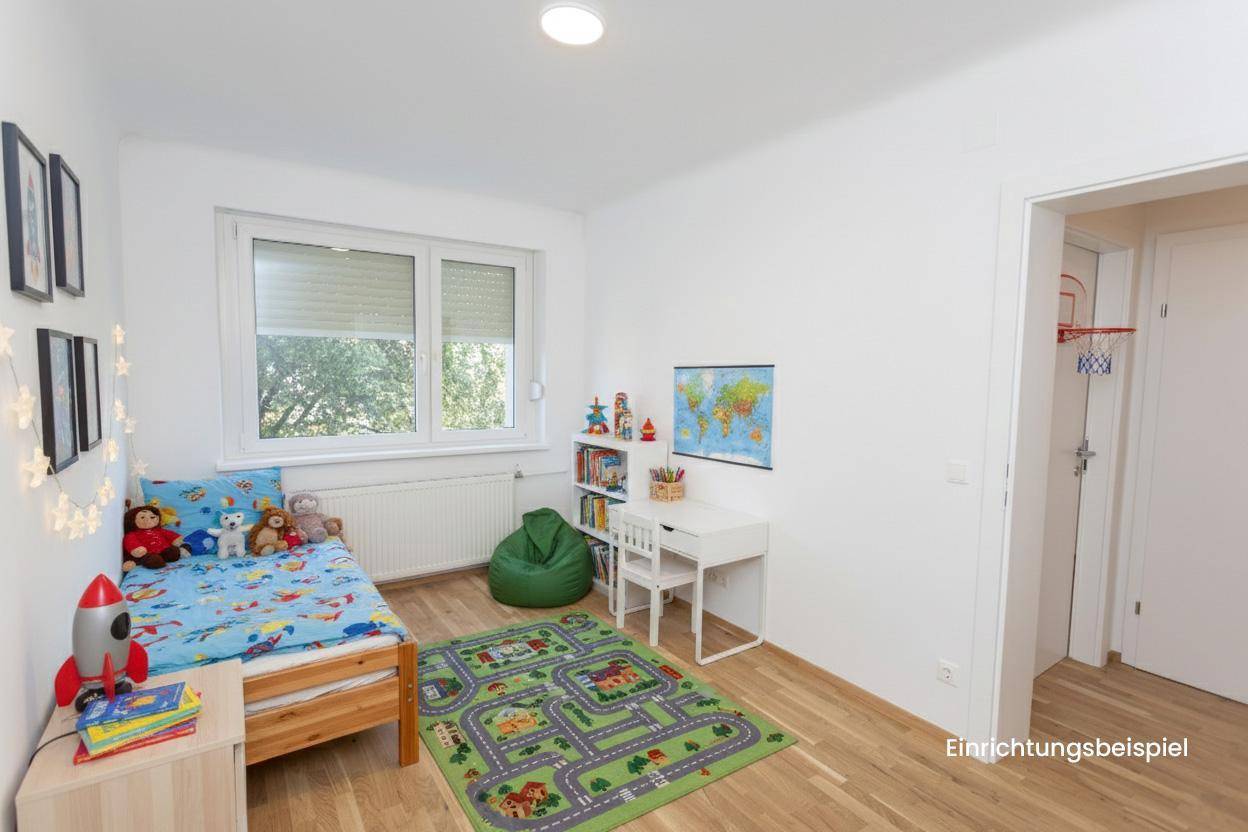 Kinderzimmer mit Holzboden, Fenster und bunter Dekoration, bereit zum Einzug.