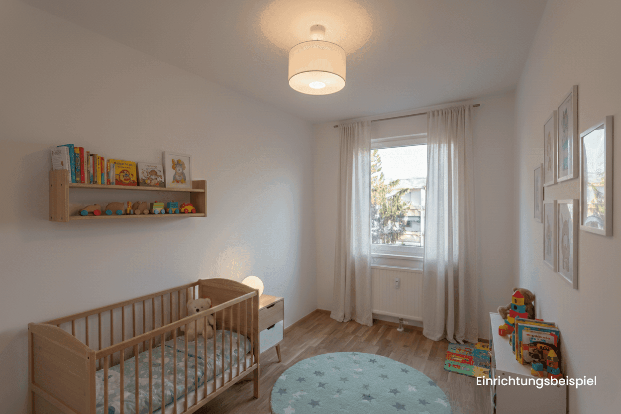 Freundliches Kinderzimmer mit Babybett, Bücherregal und Blick ins Grüne.