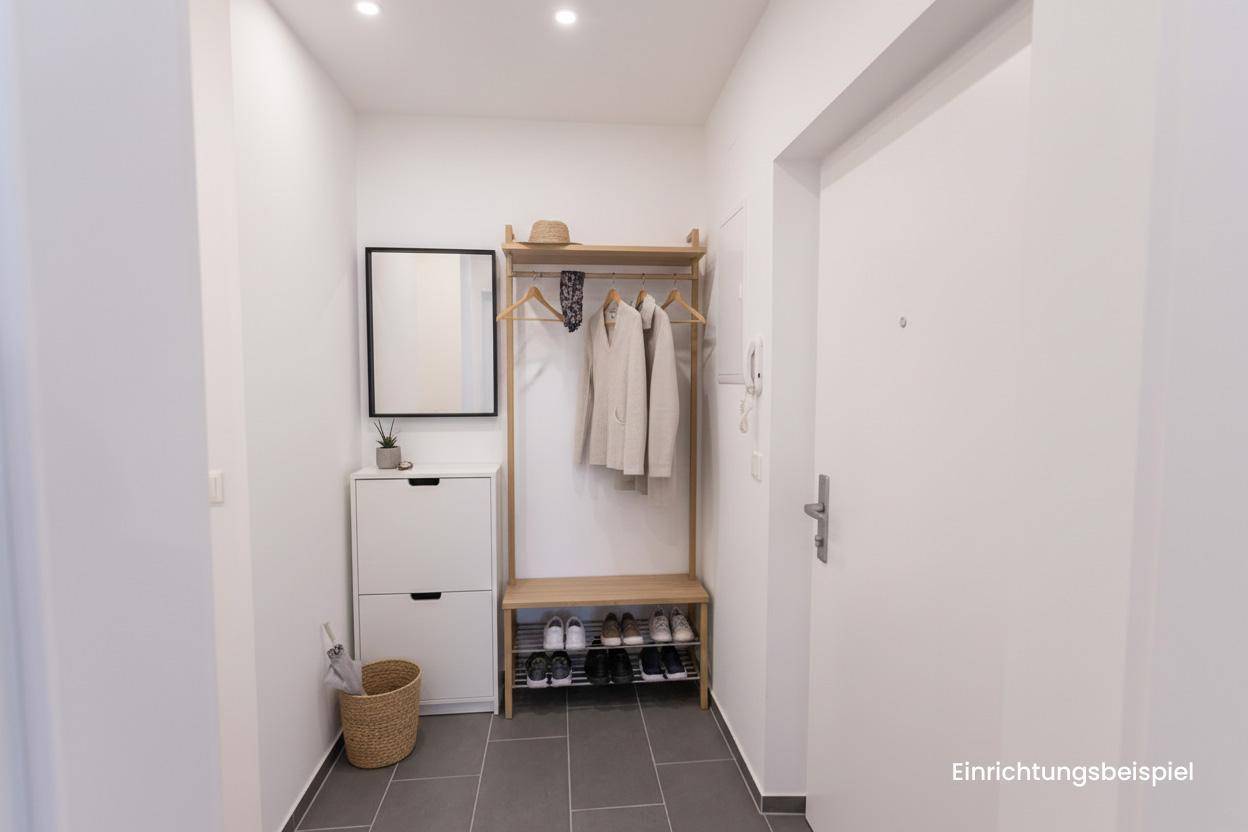 Modern eingerichteter Flur mit Schuhschrank, Garderobe und Spiegel als Einrichtungsbeispiel.