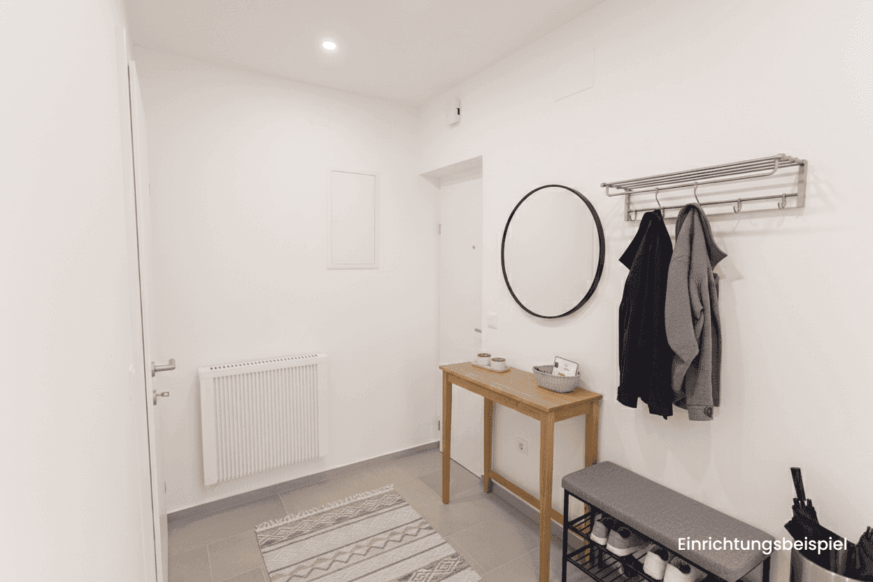 Freundlicher Eingangsbereich mit Garderobe, Spiegel und Schuhregal, als Einrichtungsbeispiel.