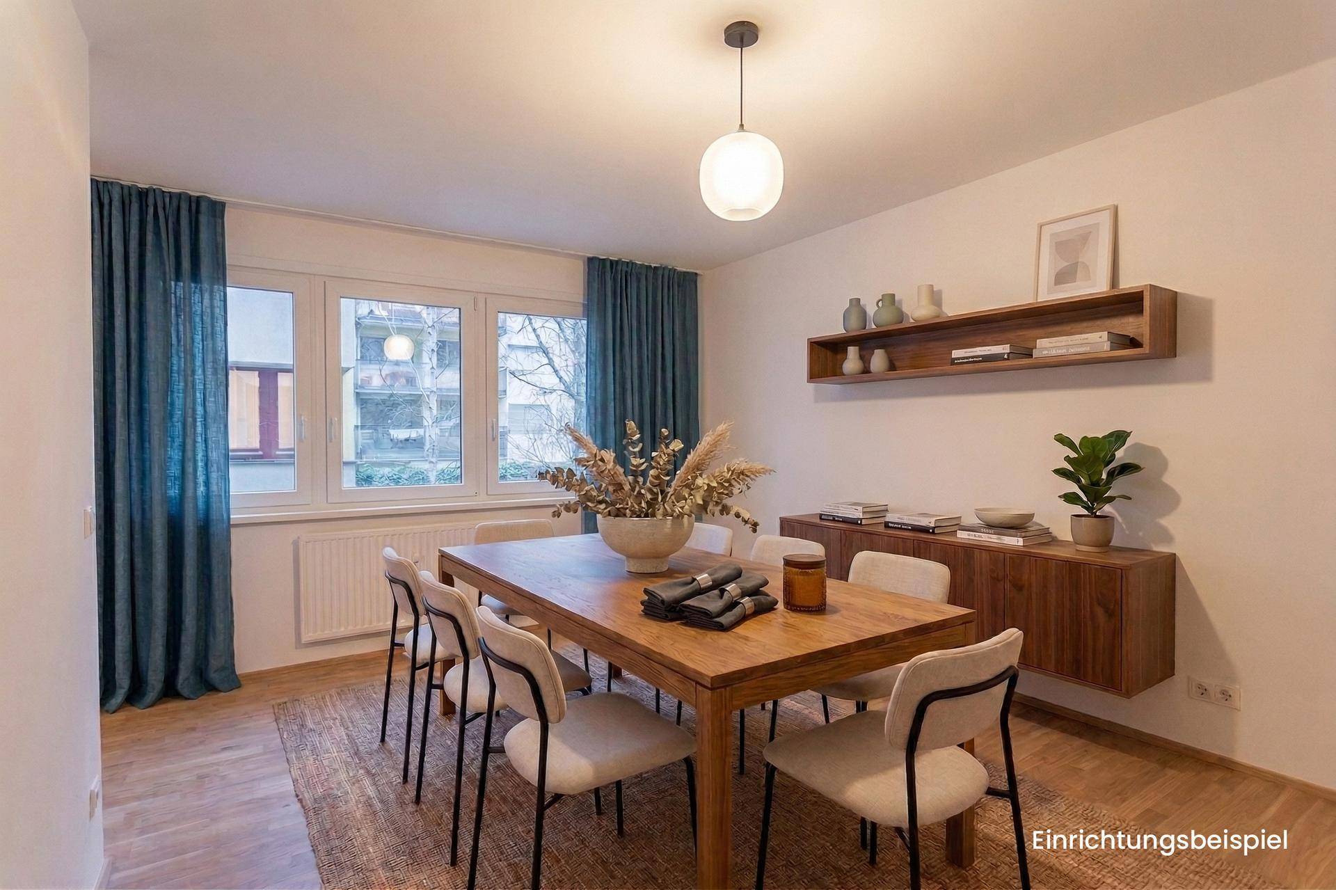 Stilvolles Esszimmer mit großem Holztisch, modernen Stühlen und blauen Vorhängen, als Einrichtungsbeispiel.