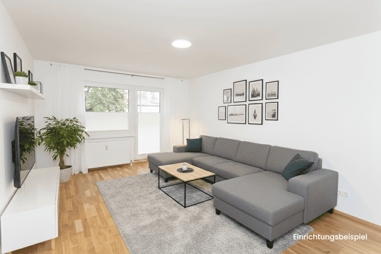 Modern eingerichtetes Wohnzimmer mit großem Ecksofa, Holzboden und Blick ins Grüne.
